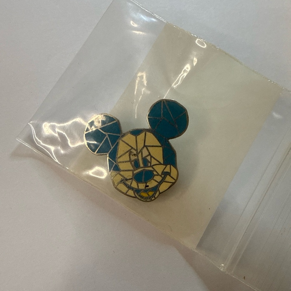 Vintage DLR Mosaic Head Series Mickey Disney Pin 5958 Released June 21, 2001